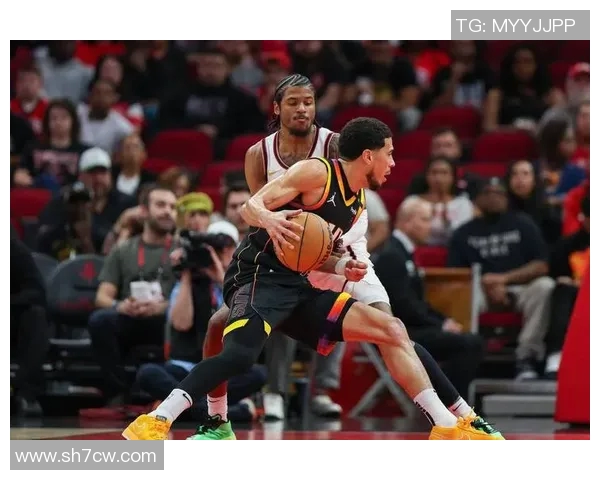 德文布克领衔太阳队冲击季后赛展现超强个人能力与团队协作 德文布克领衔太阳队冲击季后赛展现超强个人能力与团队协作