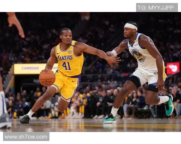 湖人雄鹿激战正酣双方全力以赴争夺胜利荣耀